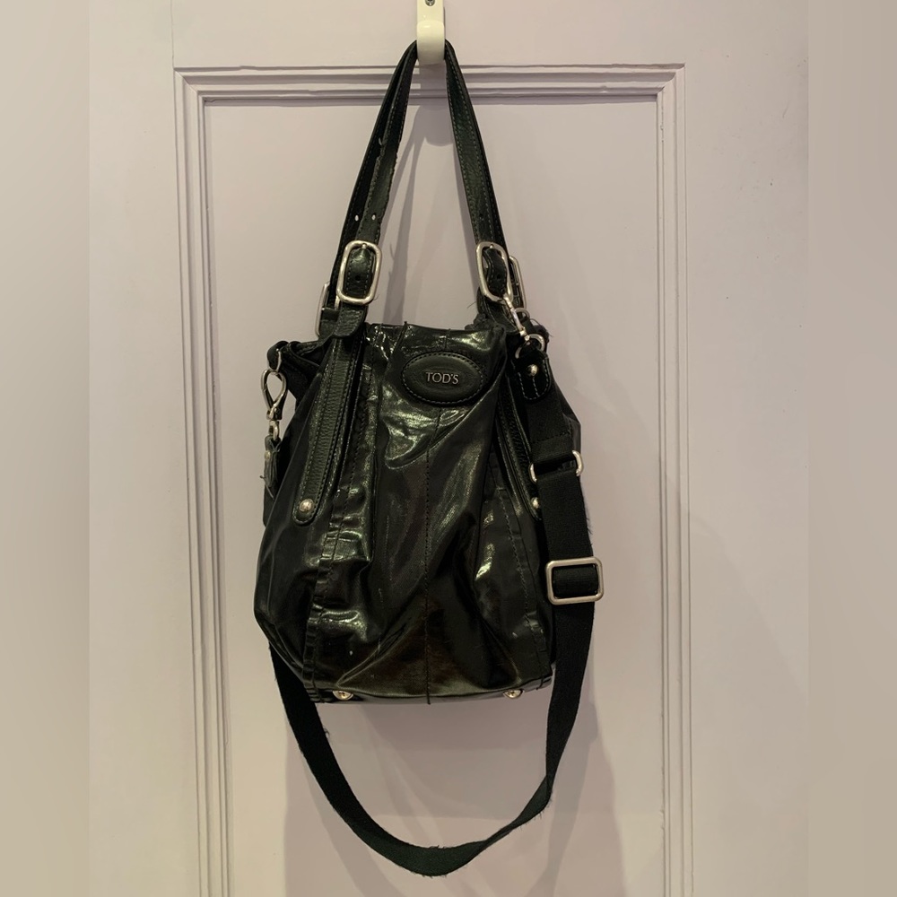 Tod’s black lacquered leather shoulder bag with handles and detachable straps